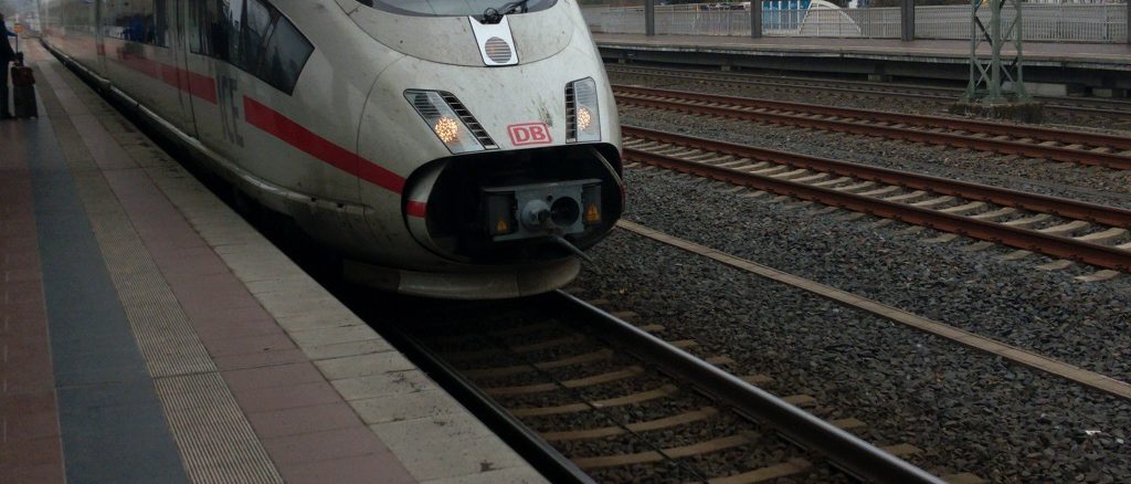 angenehm zum Flughafen und zurück | ICE 109 am Bahnhof