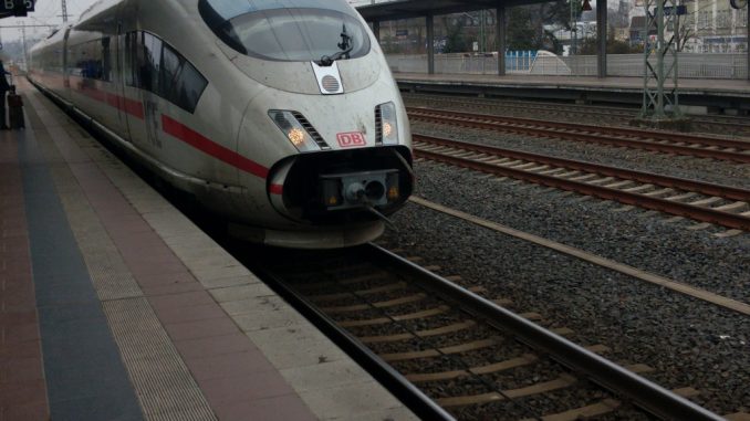 angenehm zum Flughafen und zurück | ICE 109 am Bahnhof