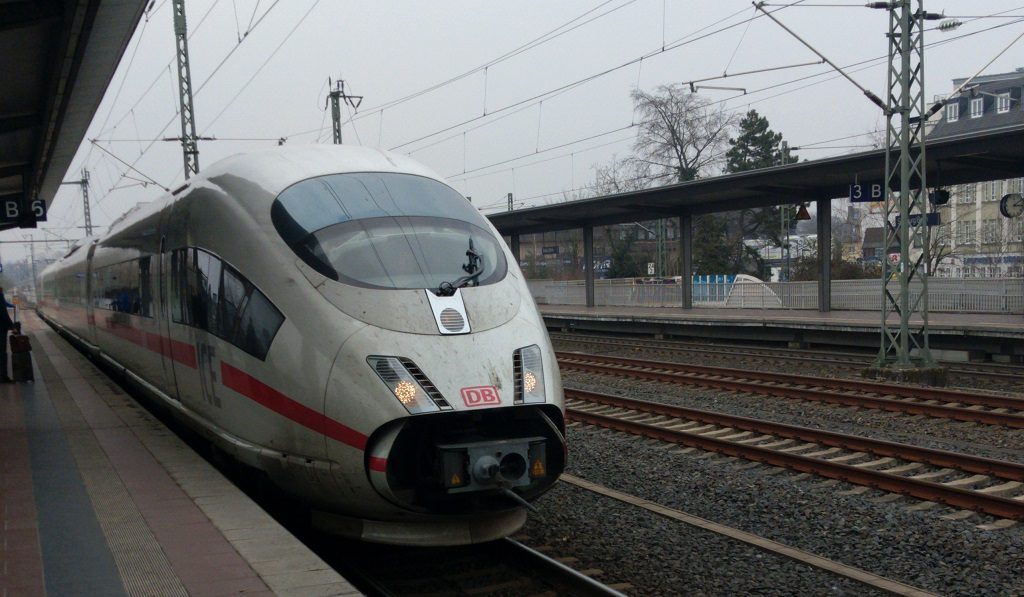 ICE der DB am Bahnhof Siegburg