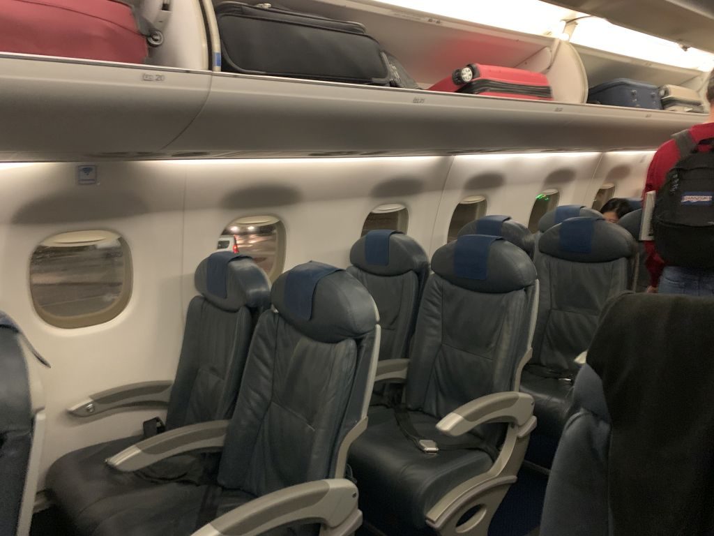 2-2-Bestuhlung in der AIr Europa Embraer 195