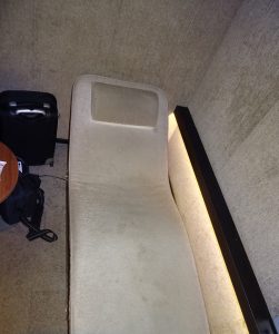 TPE VIP Lounge, Seite A - Liege zum schlafen