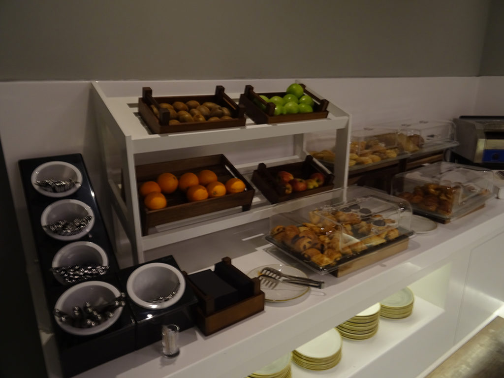 YOTELAIR Landside | Frühstücksbuffet