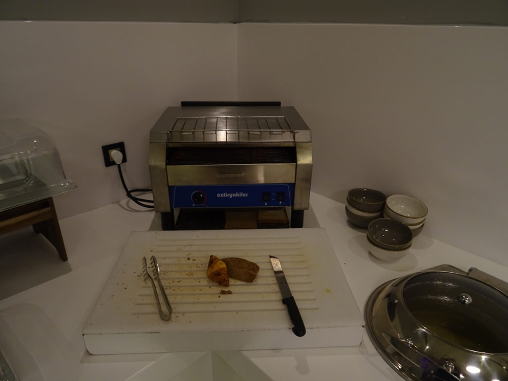 YOTELAIR Landside | Frühstücksbuffet