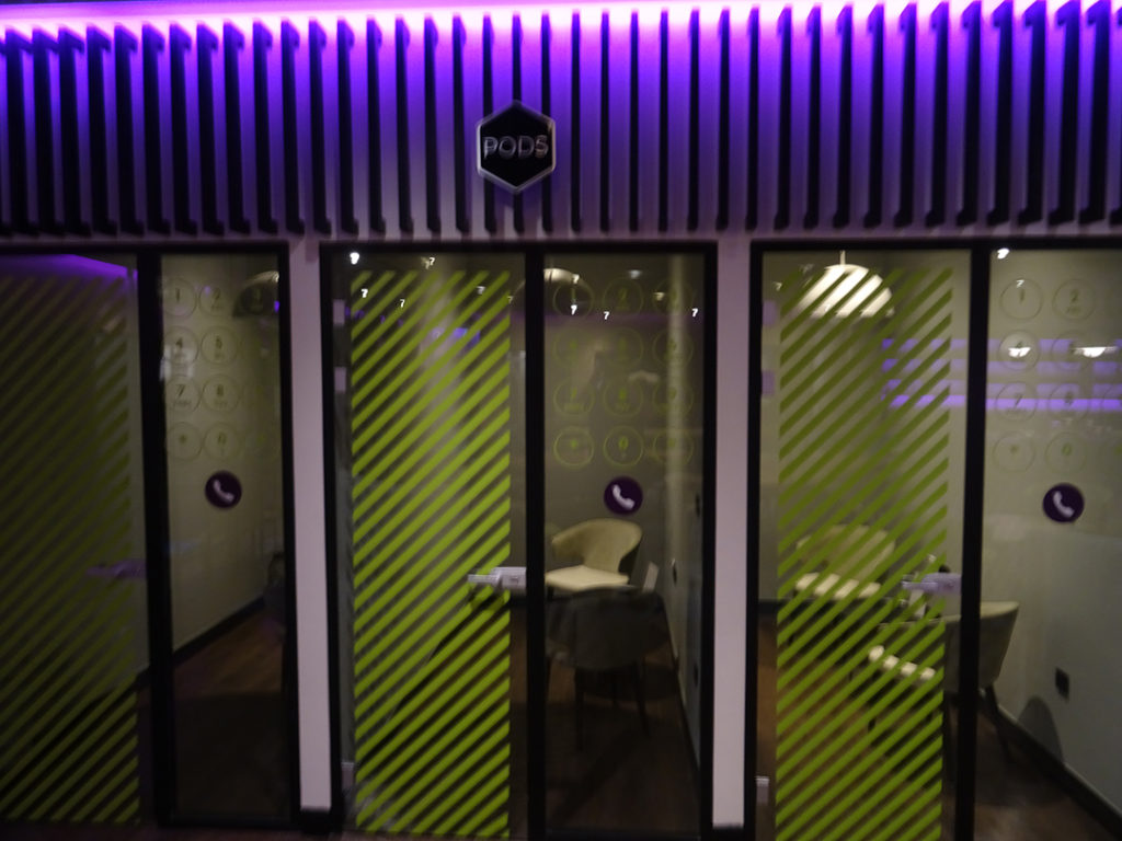 YOTELAIR Landside | Raum zum telefonieren